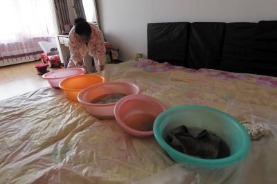 尼木楼上漏水，住户失联，小区没物管，业主维权难！律师来支招……